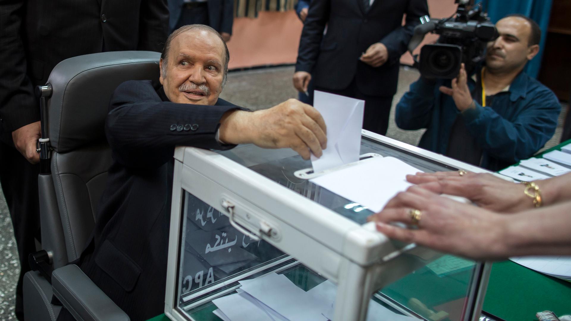 Algeria's President Abdelaziz Bouteflika casts his ballot during the presidential election in Algiers April 17, 2014. Algerians voted on Thursday in the election Bouteflika is expected to win after 15 years in power.