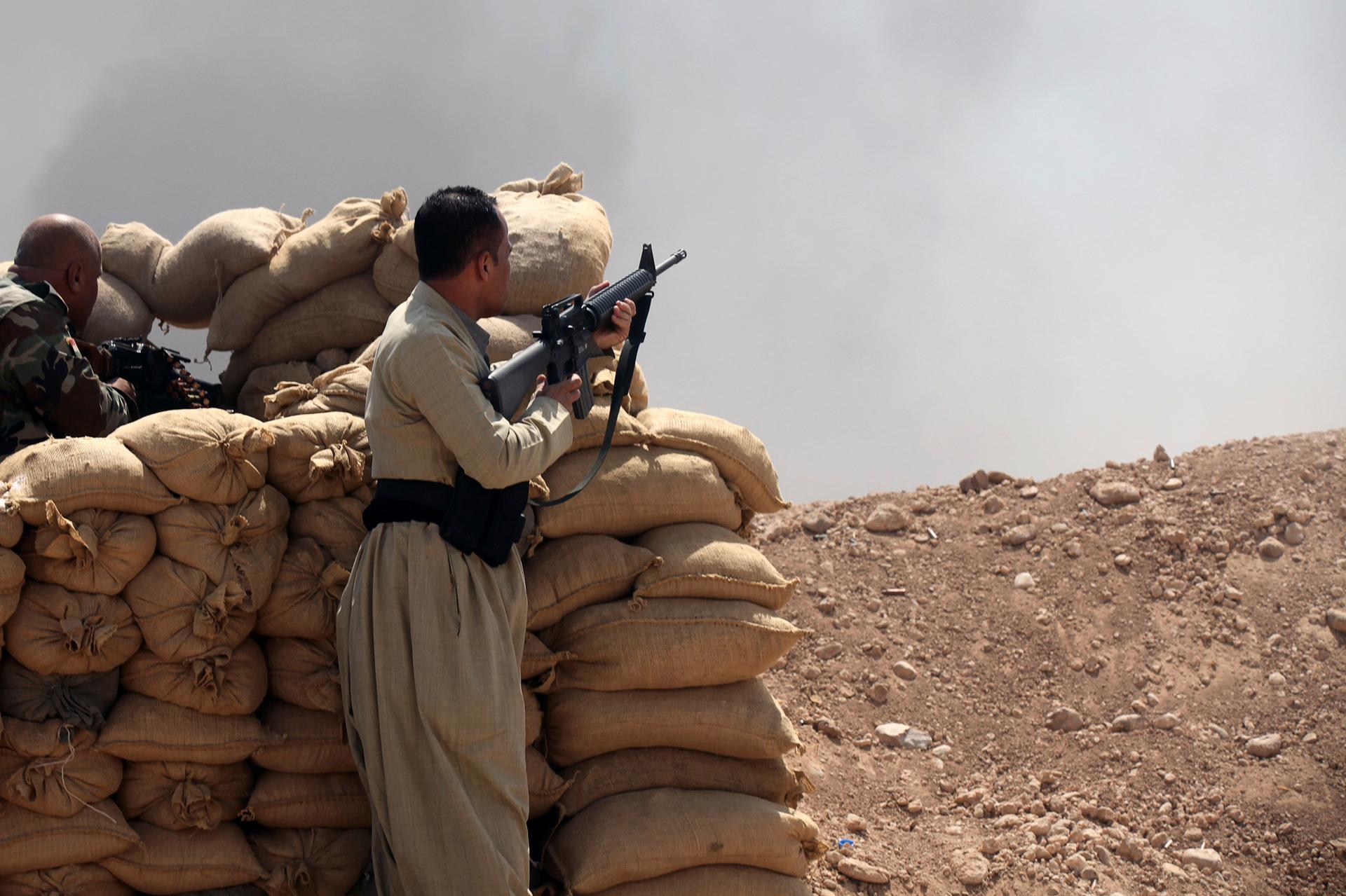 Kurdish peshmerga troops stand guard in the Iraqi province of Nineveh on August 6, 2014. 