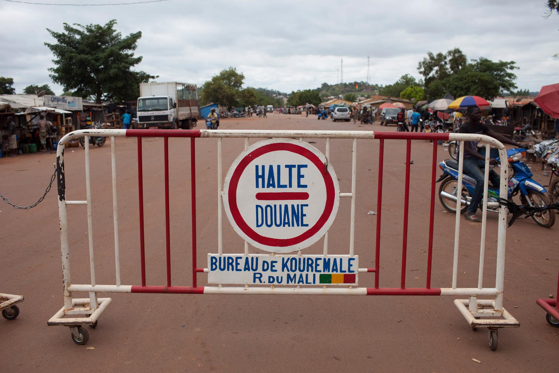 A sign is seen at the border with Guinea in Kouremale, October 2, 2014. The worst Ebola outbreak on record was first confirmed in Guinea in March but it has since spread across most of Liberia and Sierra Leone, killing more than 3,300 people, overwhelming