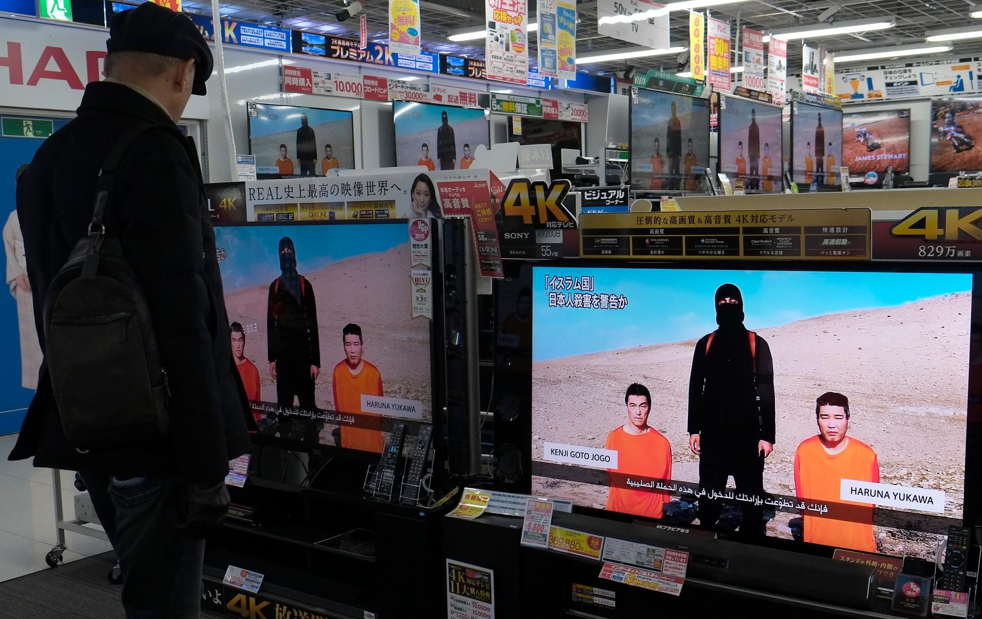 A man in Tokyo electronics store watches a news program about an ISIS video purporting to show two Japanese captives on January 20, 2015.