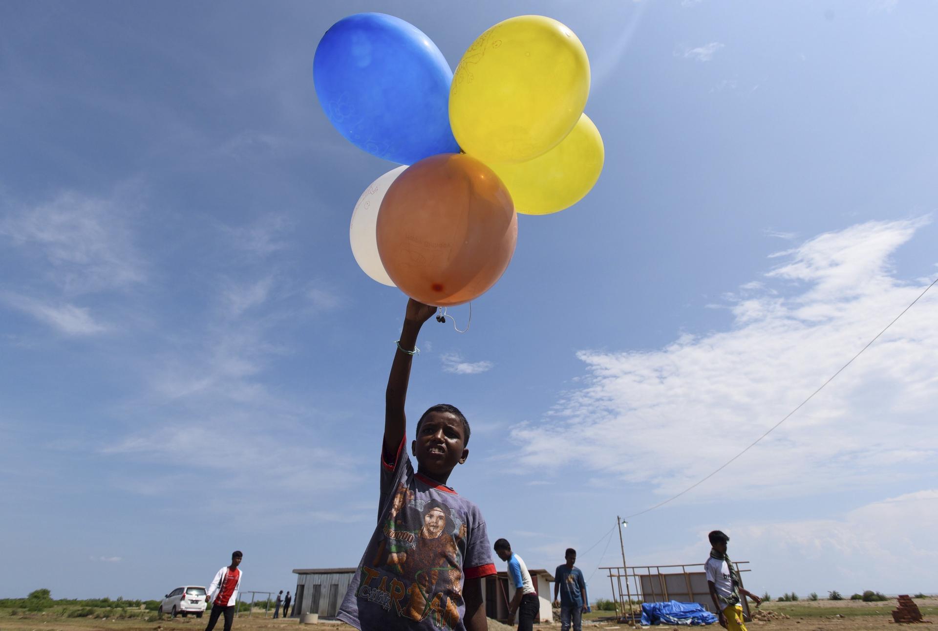 Rohingya boy balloons