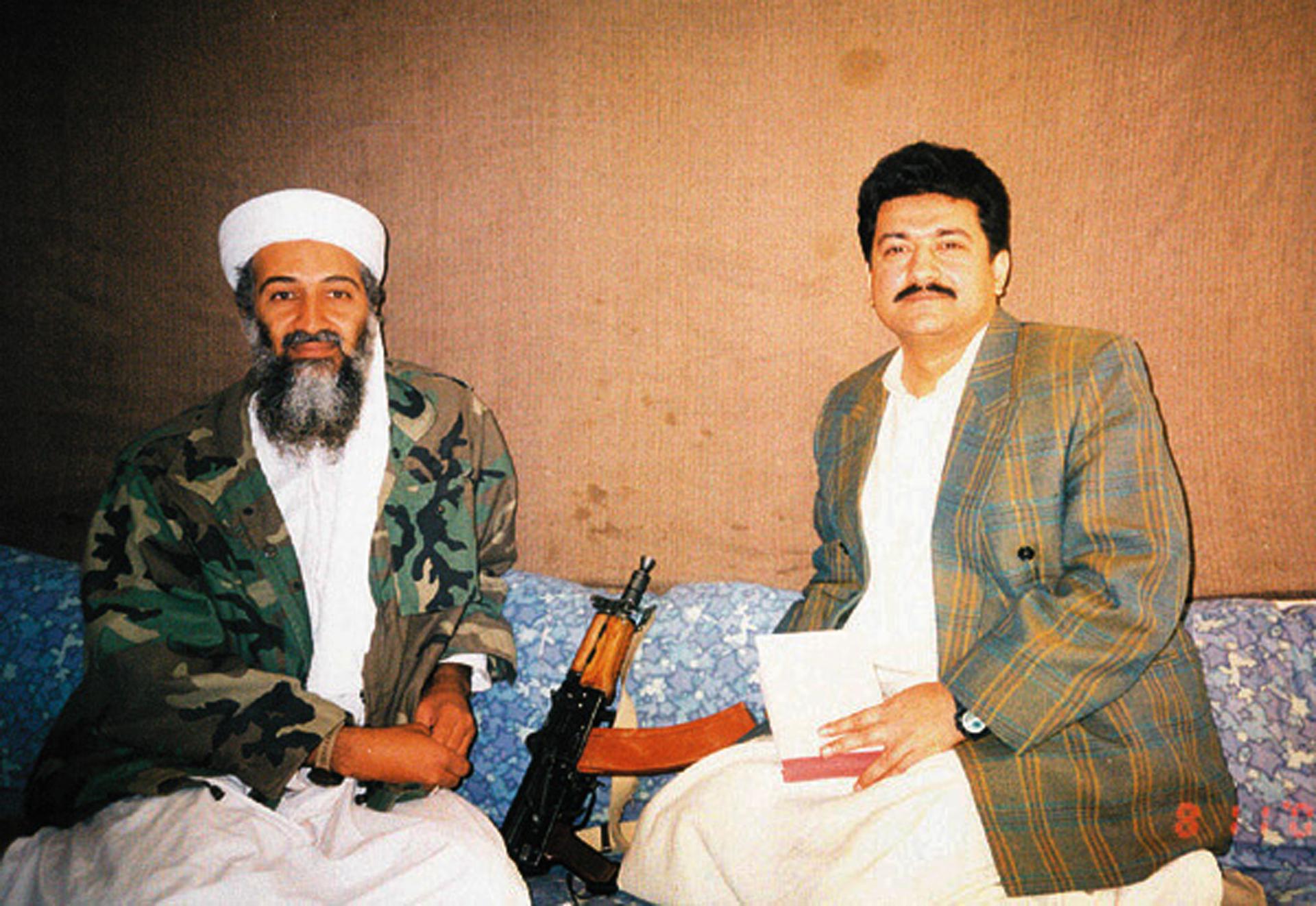 Hamid Mir interviewing Osama bin Laden, in early November 2001. 