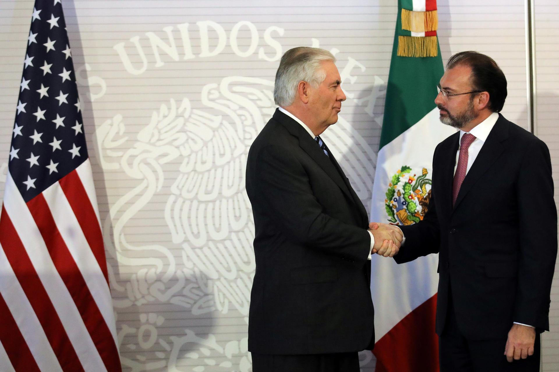 US Secretary of State Rex Tillerson, left, shakes hands with Mexico's Foreign Secretary Luis Videgaray after delivering statements at the Ministry of Foreign Affairs in Mexico City, Mexico, Feb. 23, 2017.