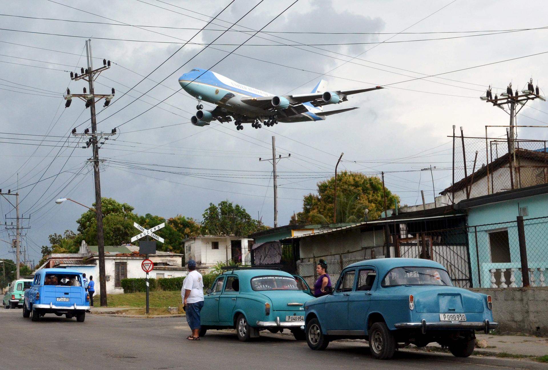 Air Force One carrying US President Barack Obama and his family flies over a neighborhood of Havana as it approaches the runway to land at Havana's international airport, March 20, 2016.