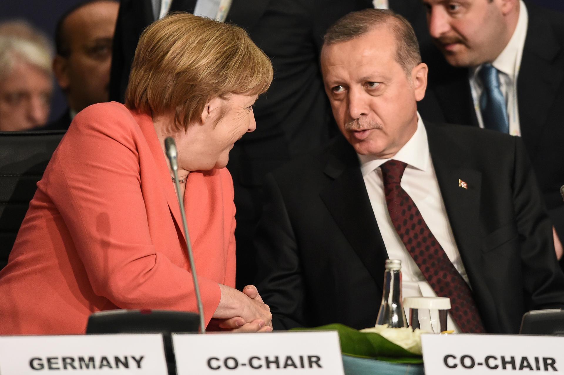 German Chancellor Angela Merkel (L) chats with Turkish President Tayyip Erdogan during the World Humanitarian Summit in Istanbul, Turkey, May 23, 2016.