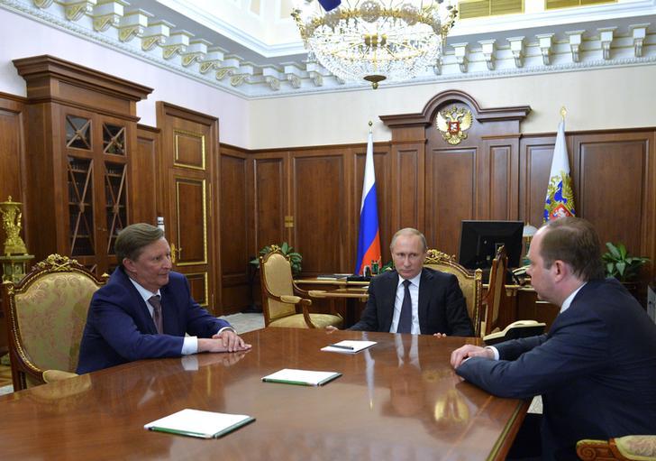 Russian President Vladimir Putin (C) meets with his special envoy on environment and transport Sergei Ivanov (L) and newly appointed chief of staff Anton Vaino at the Kremlin