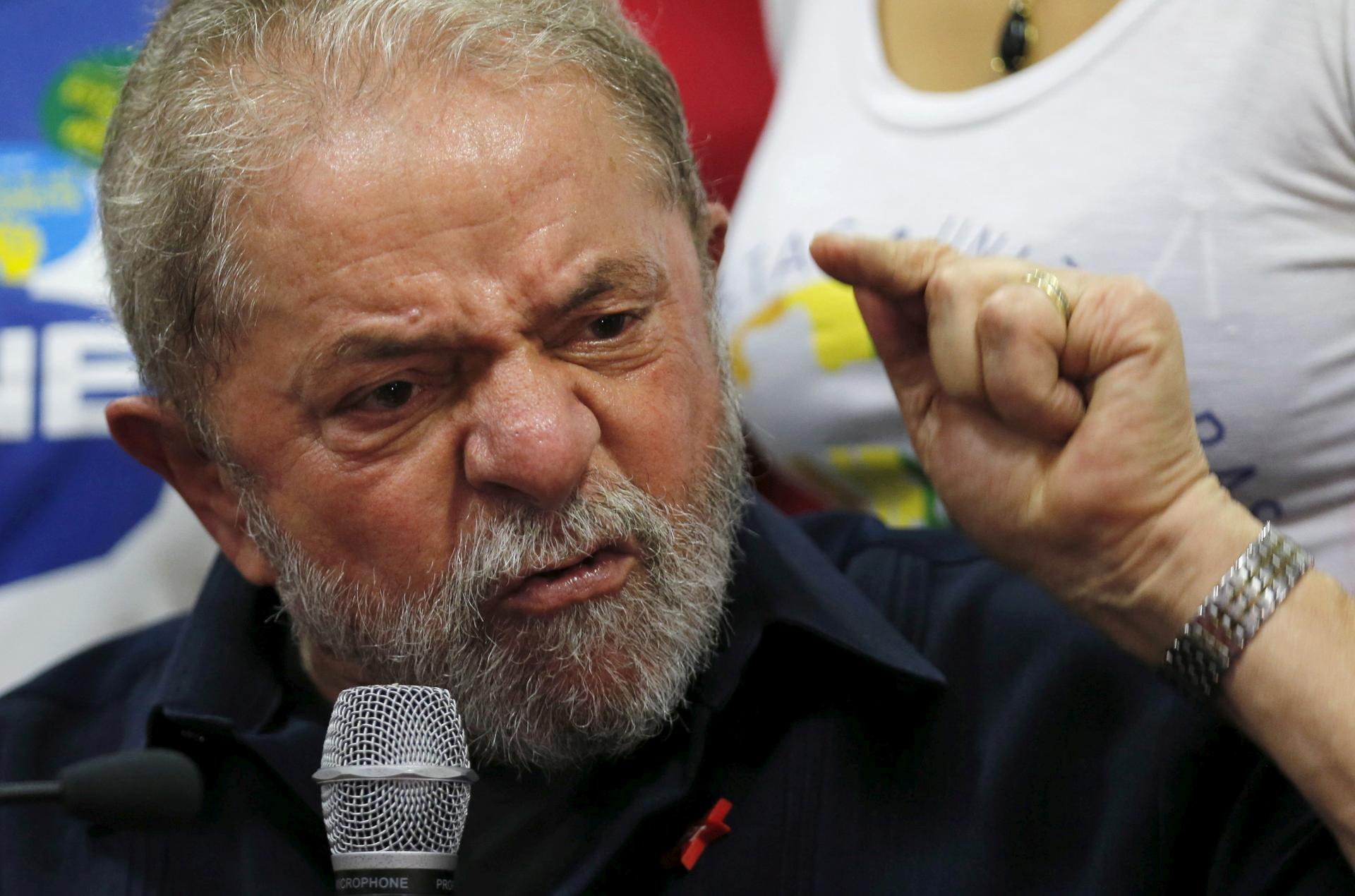 Lula speaks to media about investigation