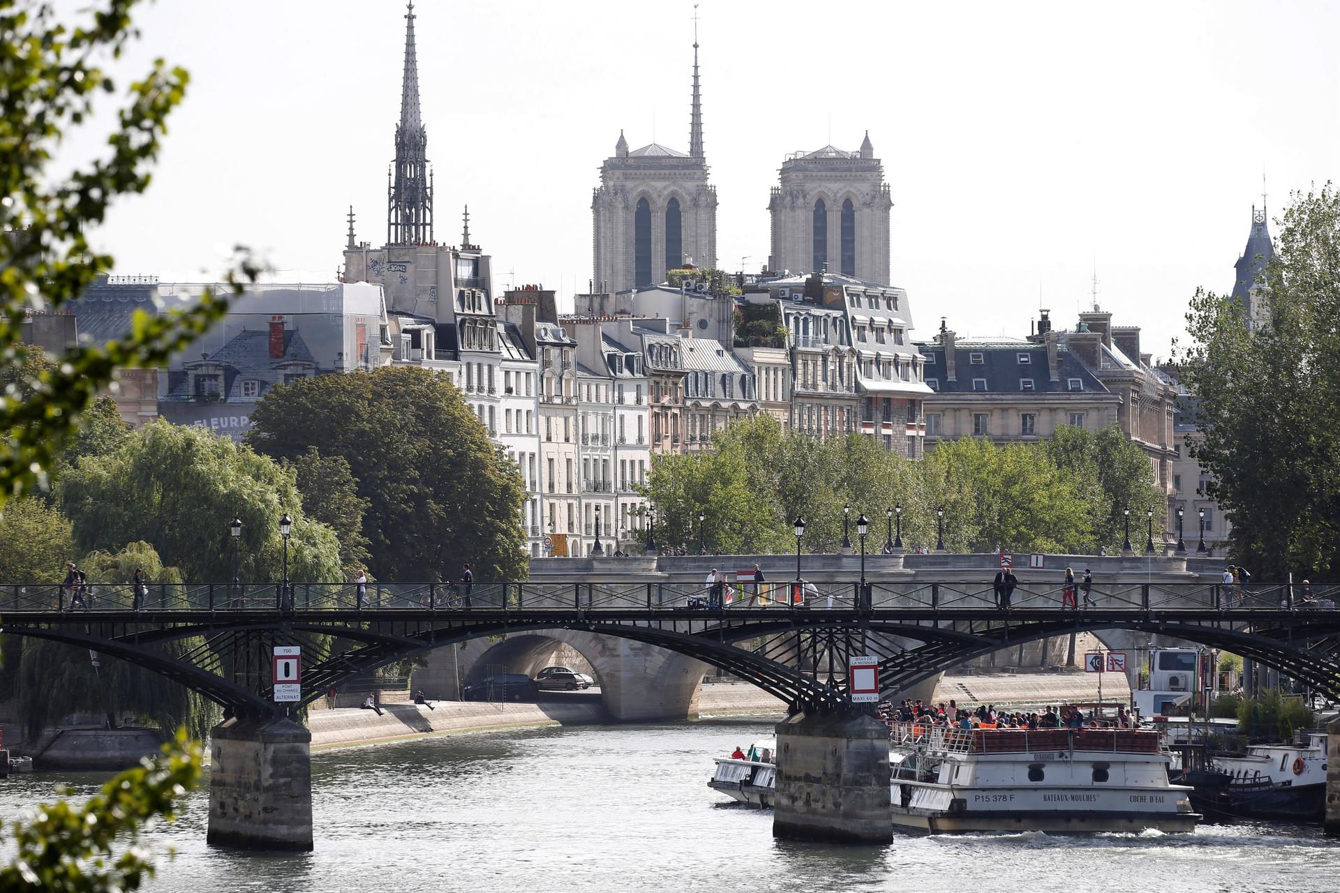 A view of the Ile de la Cite behind the Pont des Arts and the Notre Dame Cathedral in Paris, France September 26, 2016. 