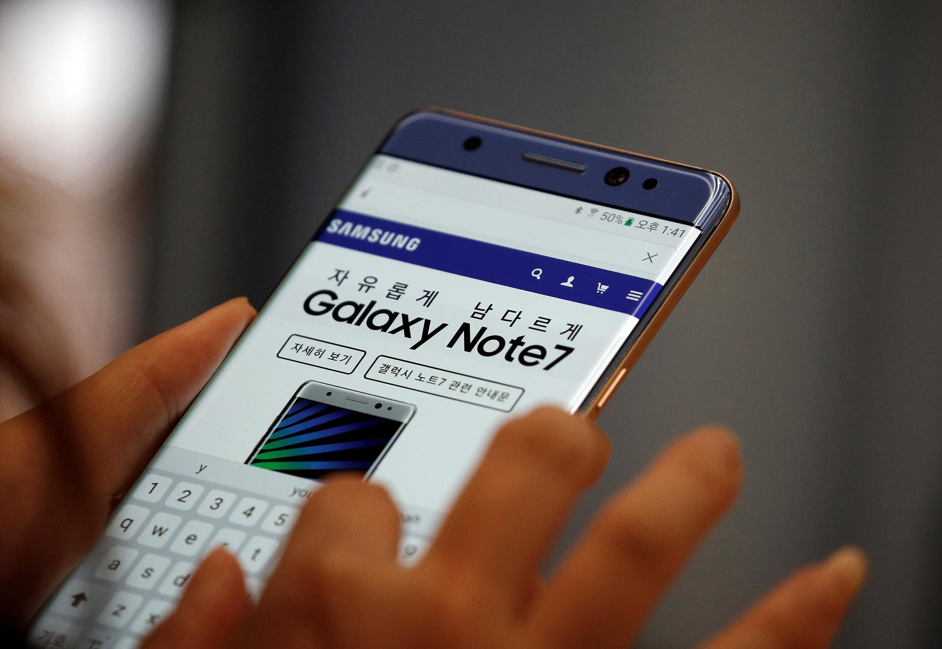 A visitor tries out a Samsung Electronics' Galaxy Note 7 at company's headquarters in Seoul, South Korea, October 5, 2016.