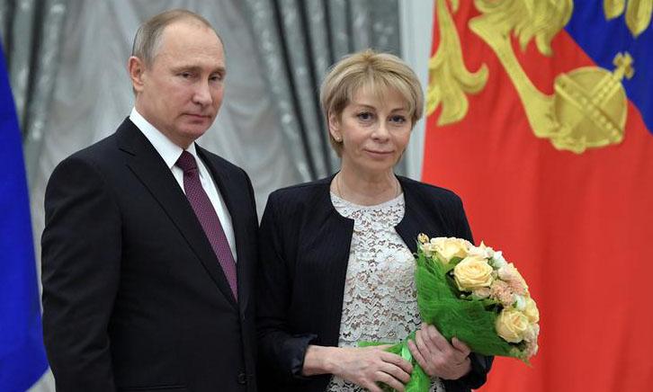 ​Russia's President Vladimir Putin (L) and head of 'Fair Aid' fund Elizaveta Glinka attend a state awarding ceremony to acknowledge charity and human rights activists at the Kremlin in Moscow, Russia, December 8, 2016. 