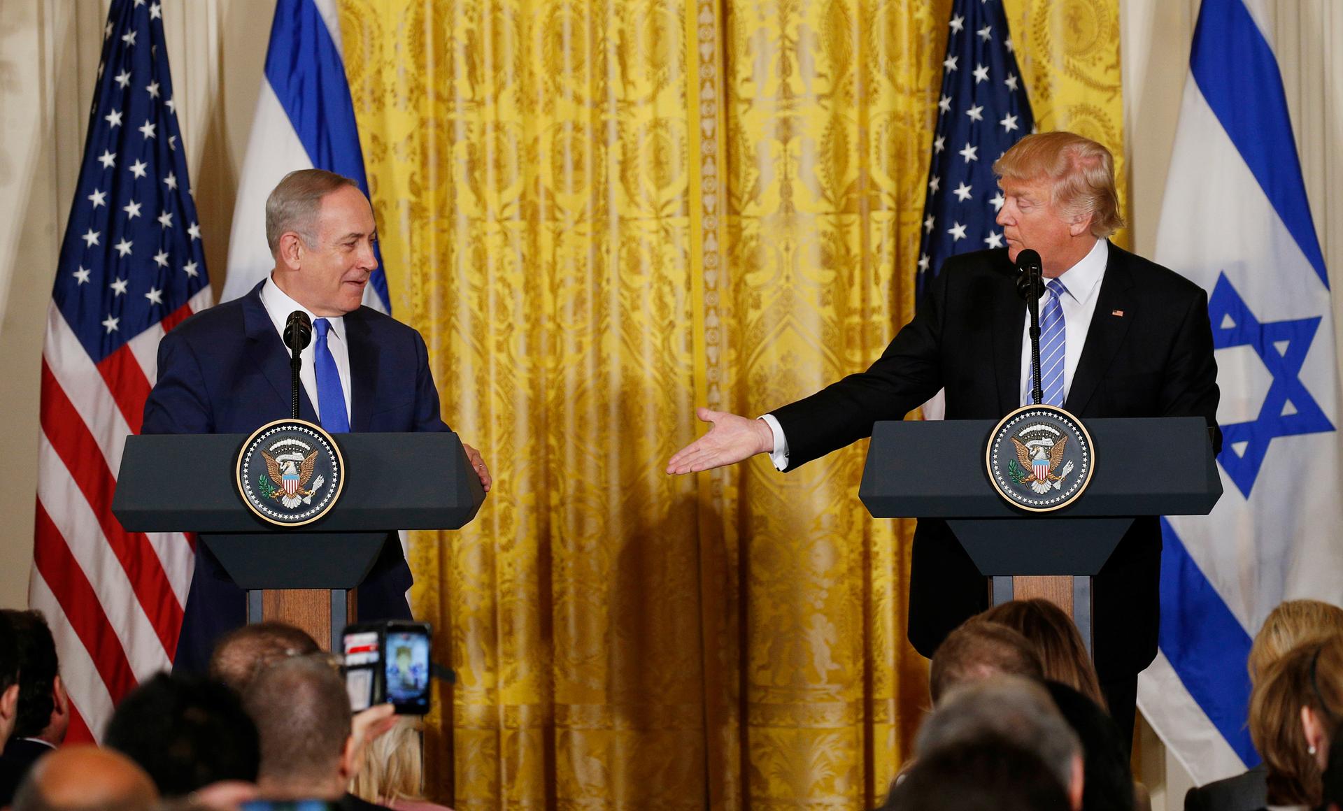 Israeli leader Benjamin Netanyahu and US President Donald Trump shake hands.