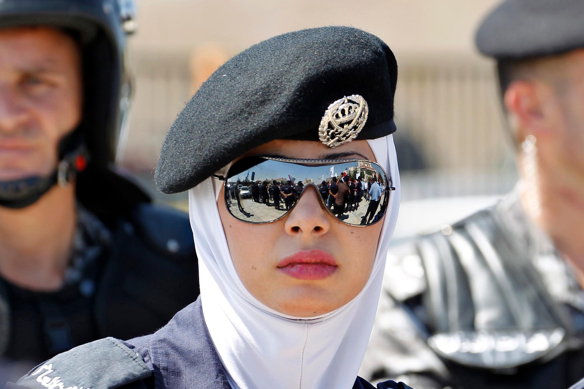 A Jordanian police woman stands guard in front of the U.S. embassy in Amman August 31, 2013.
