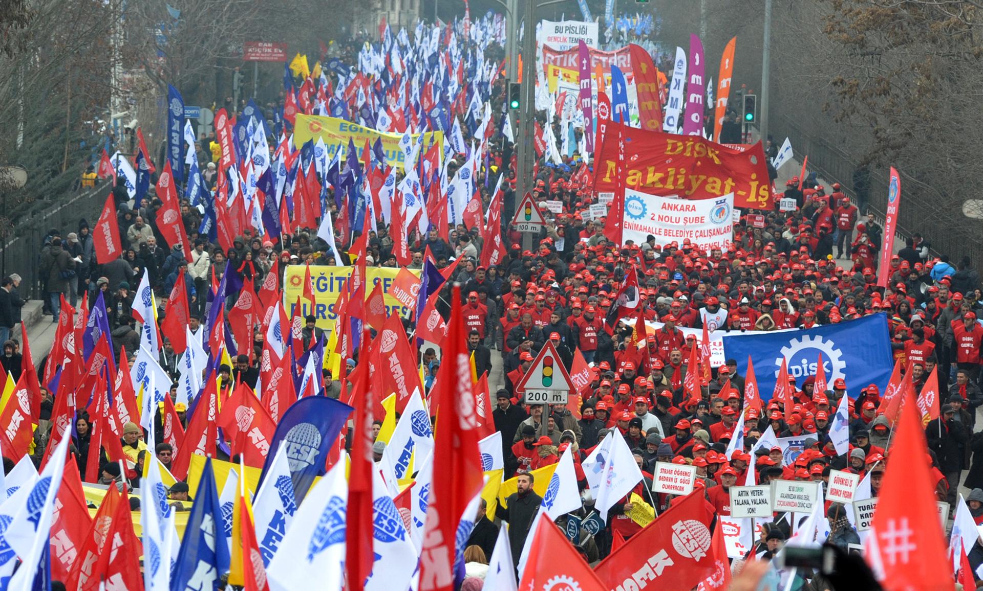 Thousands march in protest against Turkey's ruling AK Party (AKP) over a corruption probe. 