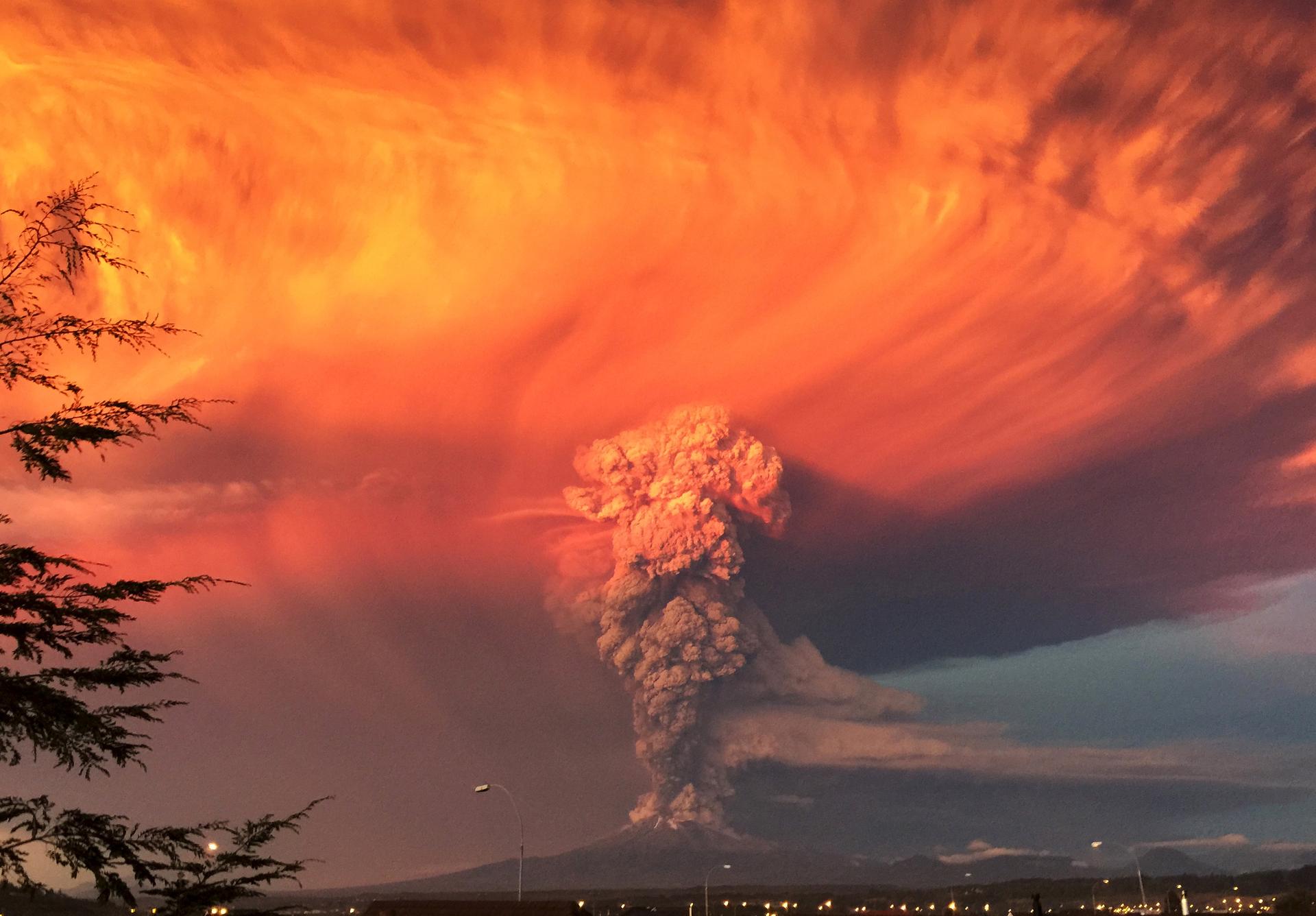 Smoke and ash rise from the Calbuco volcano as seen from the city of Puerto Montt, April 22, 2015. The Calbuco volcano in southern Chile erupted for the first time in more than five decades on Wednesday, sending a thick plume of ash and smoke several kilo