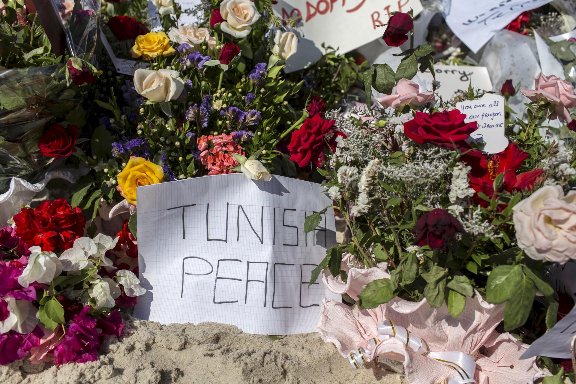 Messages and flowers are placed at the beach of the Imperial Marhaba resort, which was attacked by a gunman in Sousse, Tunisia, June 29, 2015. The gunman disguised as a tourist opened fire at the Tunisian hotel killing 39 people including Britons, Germans