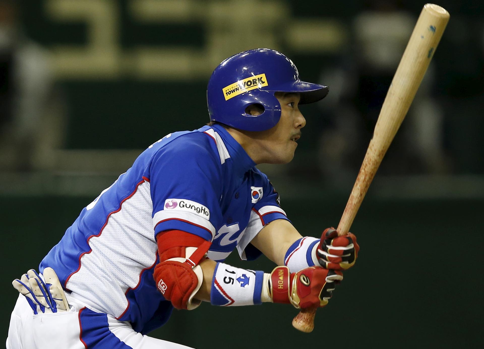 South Korea's Lee Yong-kyu watches the ball after hitting an RBI double at the Premier12 international baseball tournament at Tokyo Dome in 2015. 
