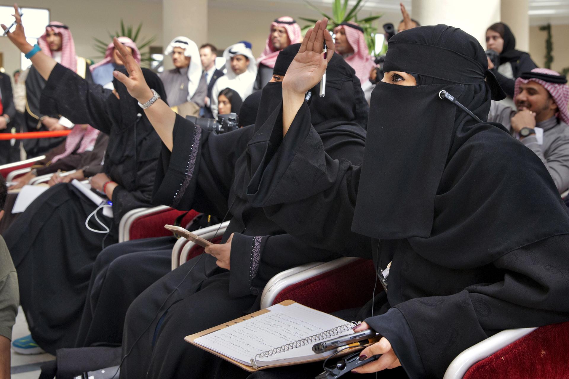 Saudi women journalists raise hands at press conference for US Secretary of State John Kerry