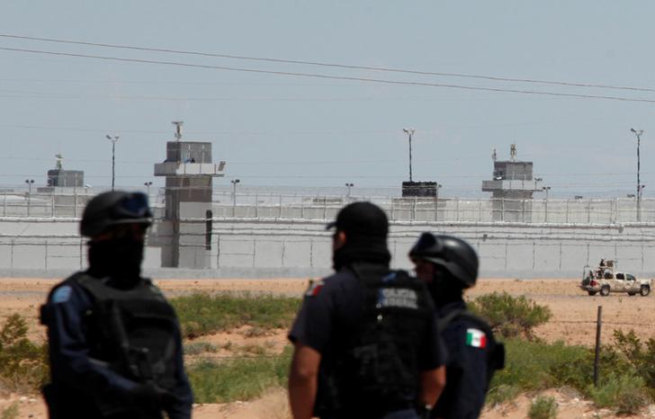 ​Federal police officers stand guard near a prison in Ciudad Juarez, where Mexican drug boss Joaquin "Chapo" Guzman was moved from his jail, in central Mexico, May 7, 2016. 