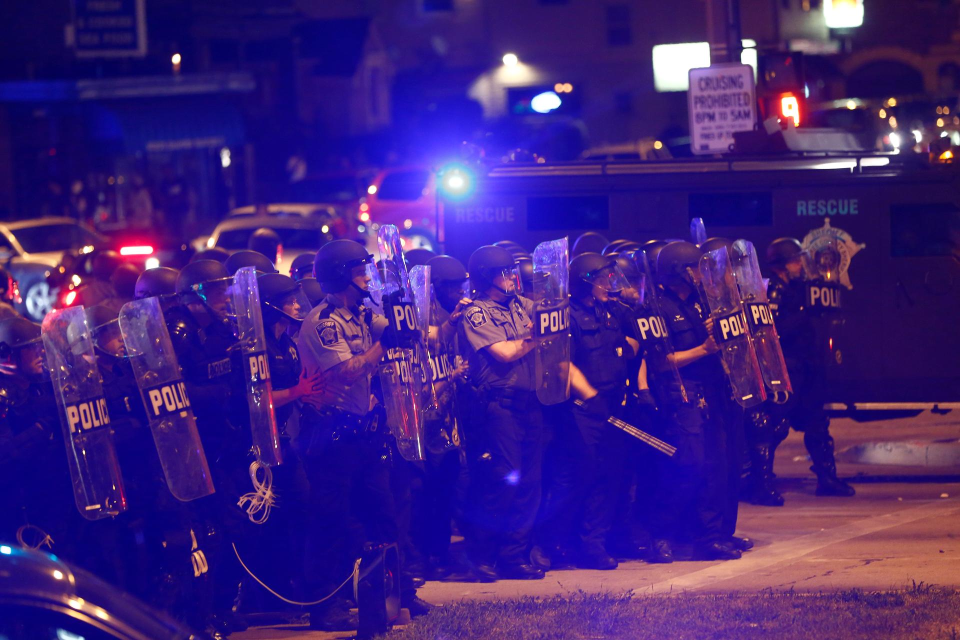 Police advance toward protesters during disturbances following the police shooting of a man in Milwaukee, Wisconsin, U.S. August 14, 2016. REUTERS/Aaron P. Bernstein 