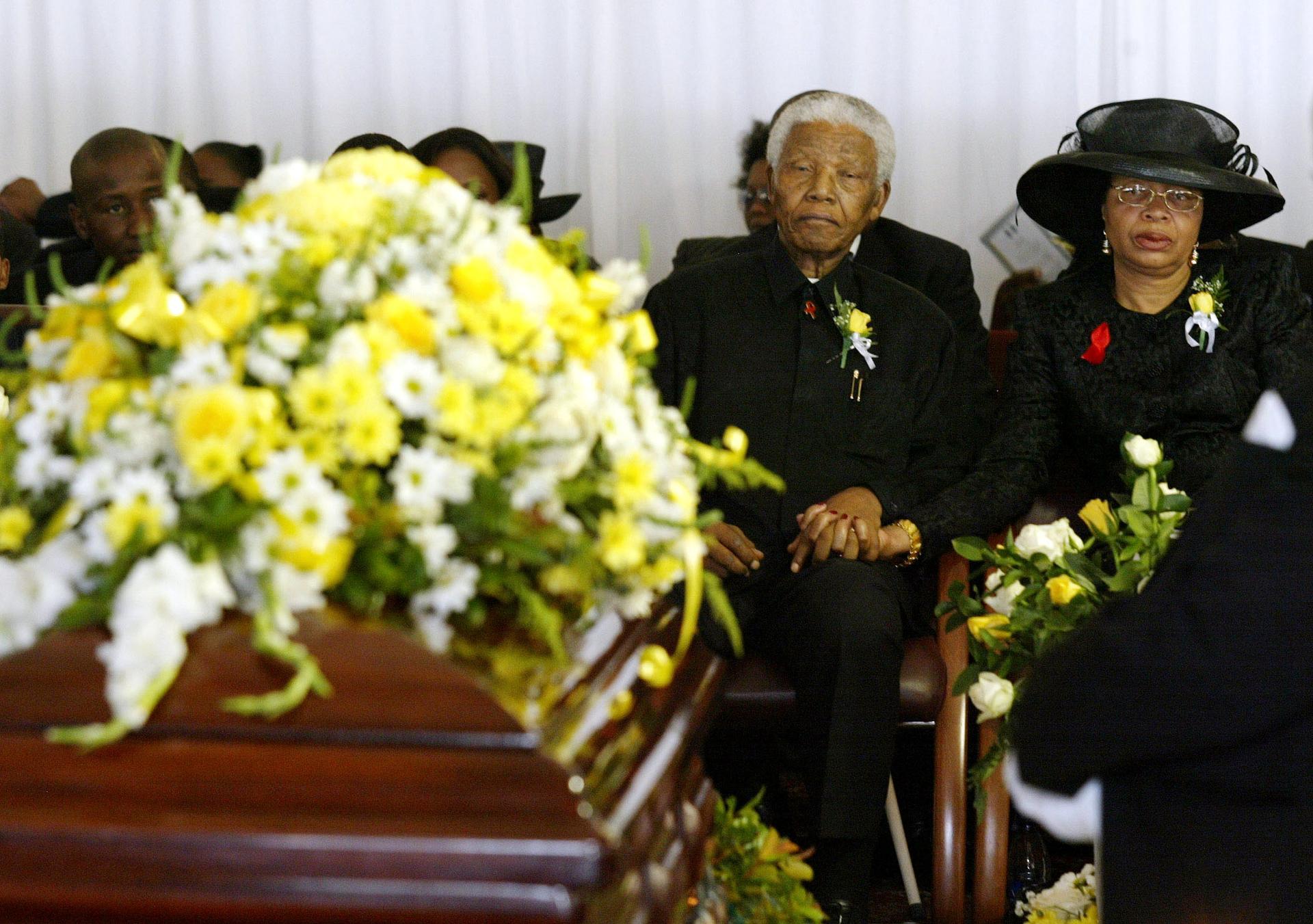 Спид певец. Нельсон Мандела похороны сына. День смерти Нельсона Манделы.