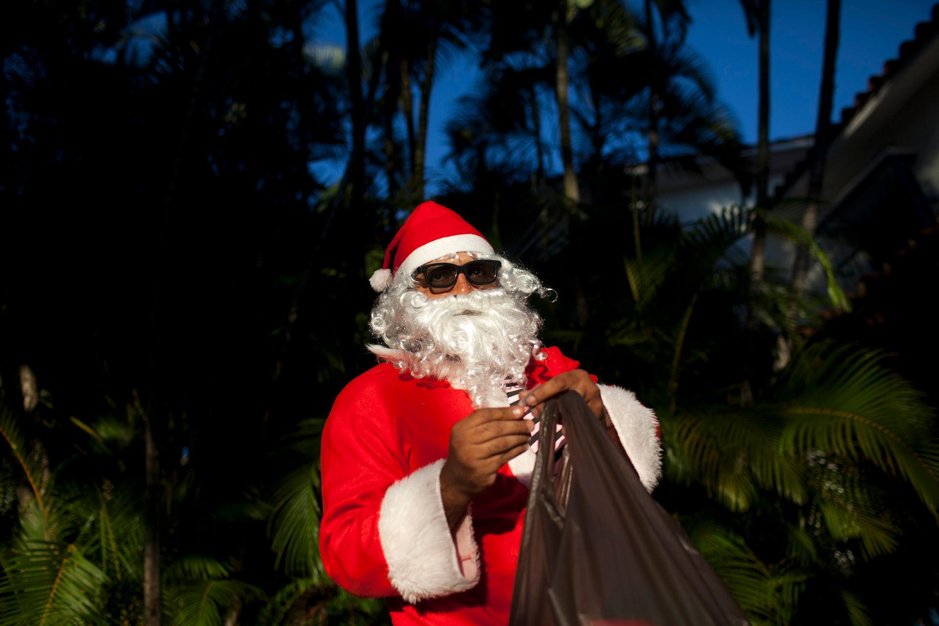 Vladimir Ramirez, a former inmate dressed as Santa Claus, prepares to take part in the toy-distribution event "Santa va a la Carcel" (Santa Goes To Jail) in Caracas, Venezuela, December 19, 2010.