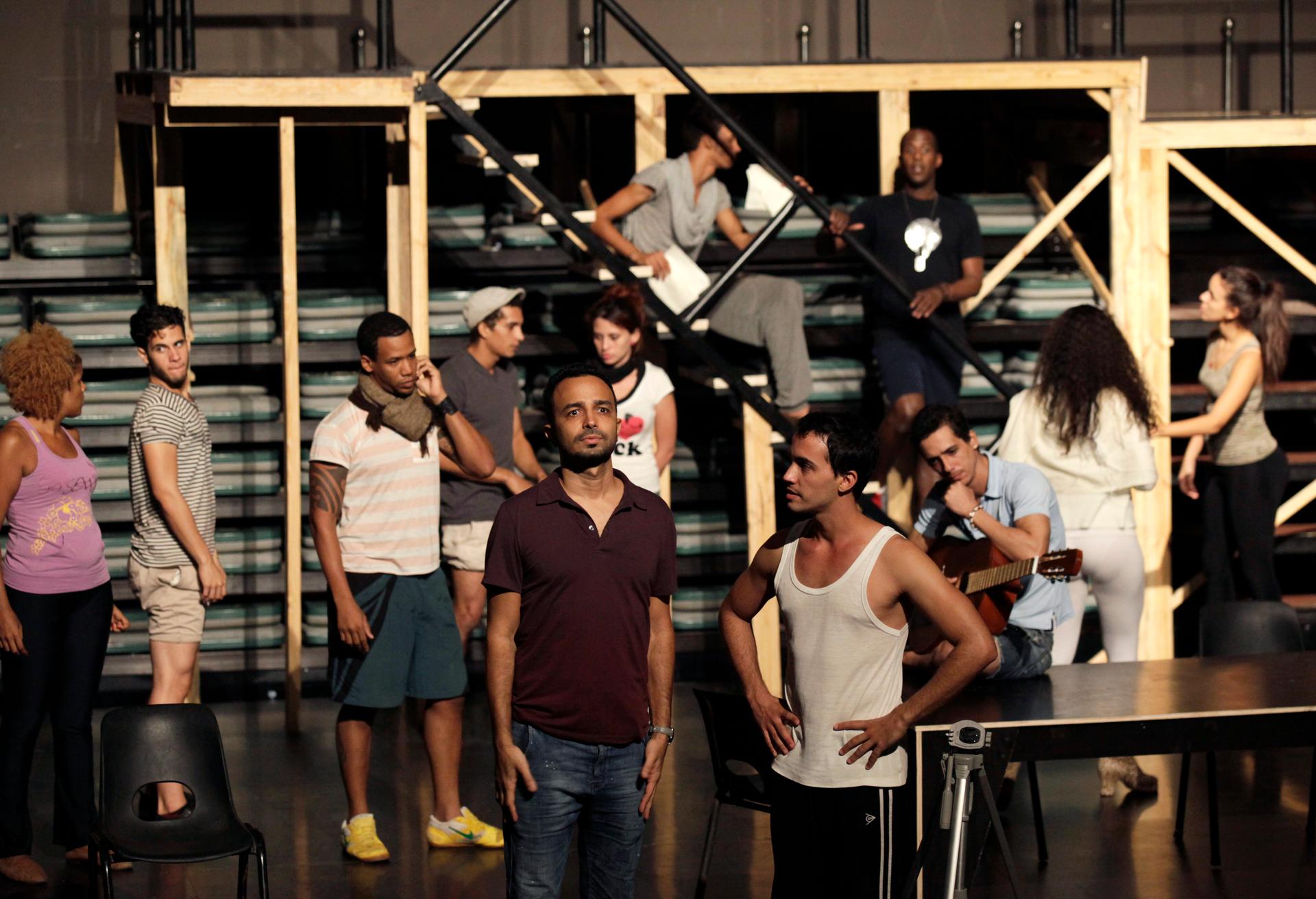 Director Andy Senor Jr. (C) takes part in a rehearsal for the musical "Rent" in Havana November 25, 2014.