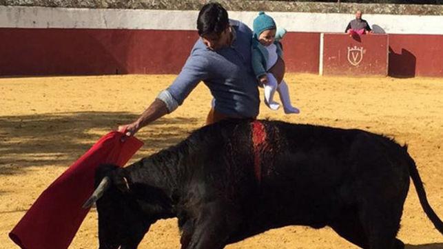 The controversial photo of Fran Rivera bullfighting while holding his daughter in his arms. Published by eldiario.es