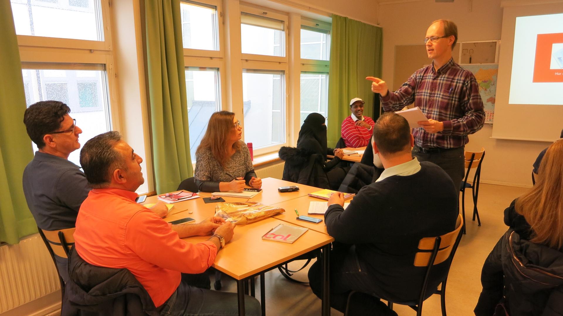 Arne Fredriksson instructs students from the Middle East and Africa in Swedish language, SFI-Södertälje. 