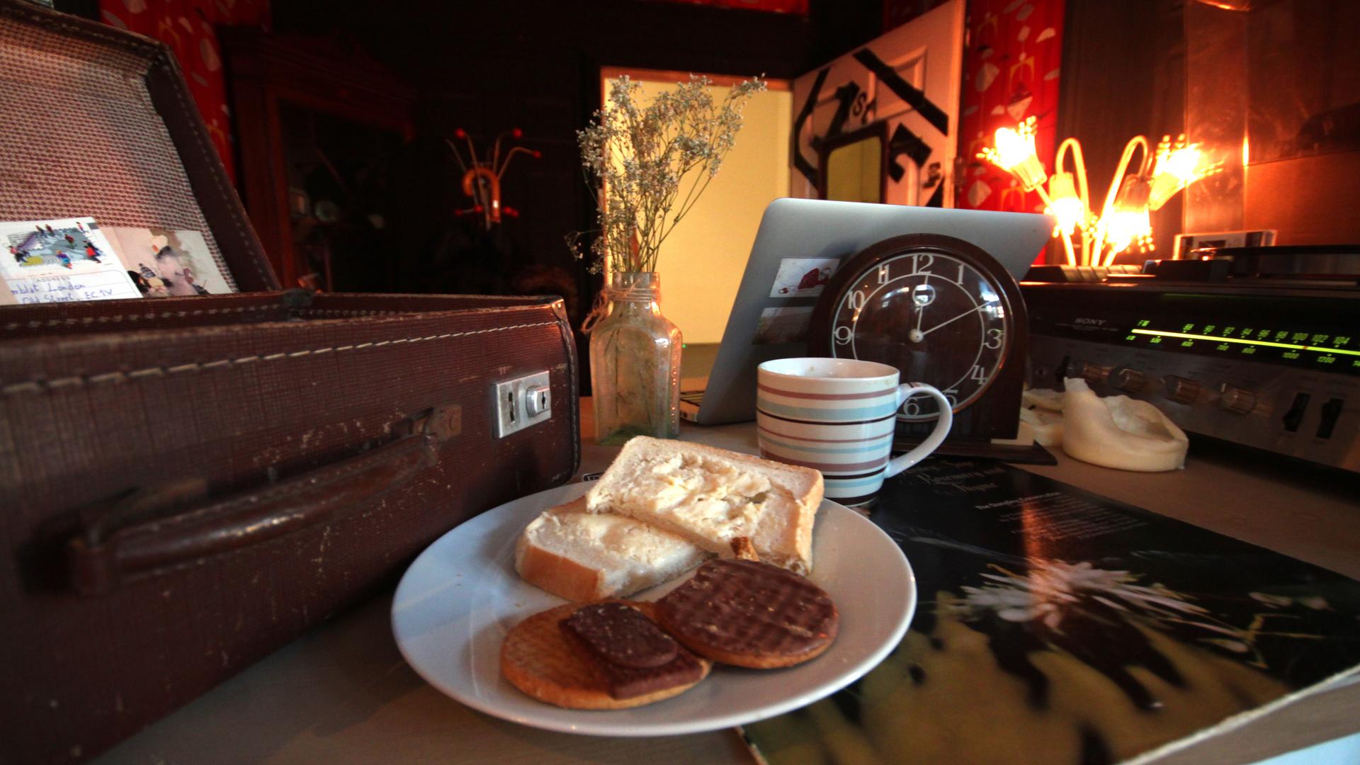 The coffee, toast and biscuits are free at Ziferblat Cafe. You pay for the time spent there.