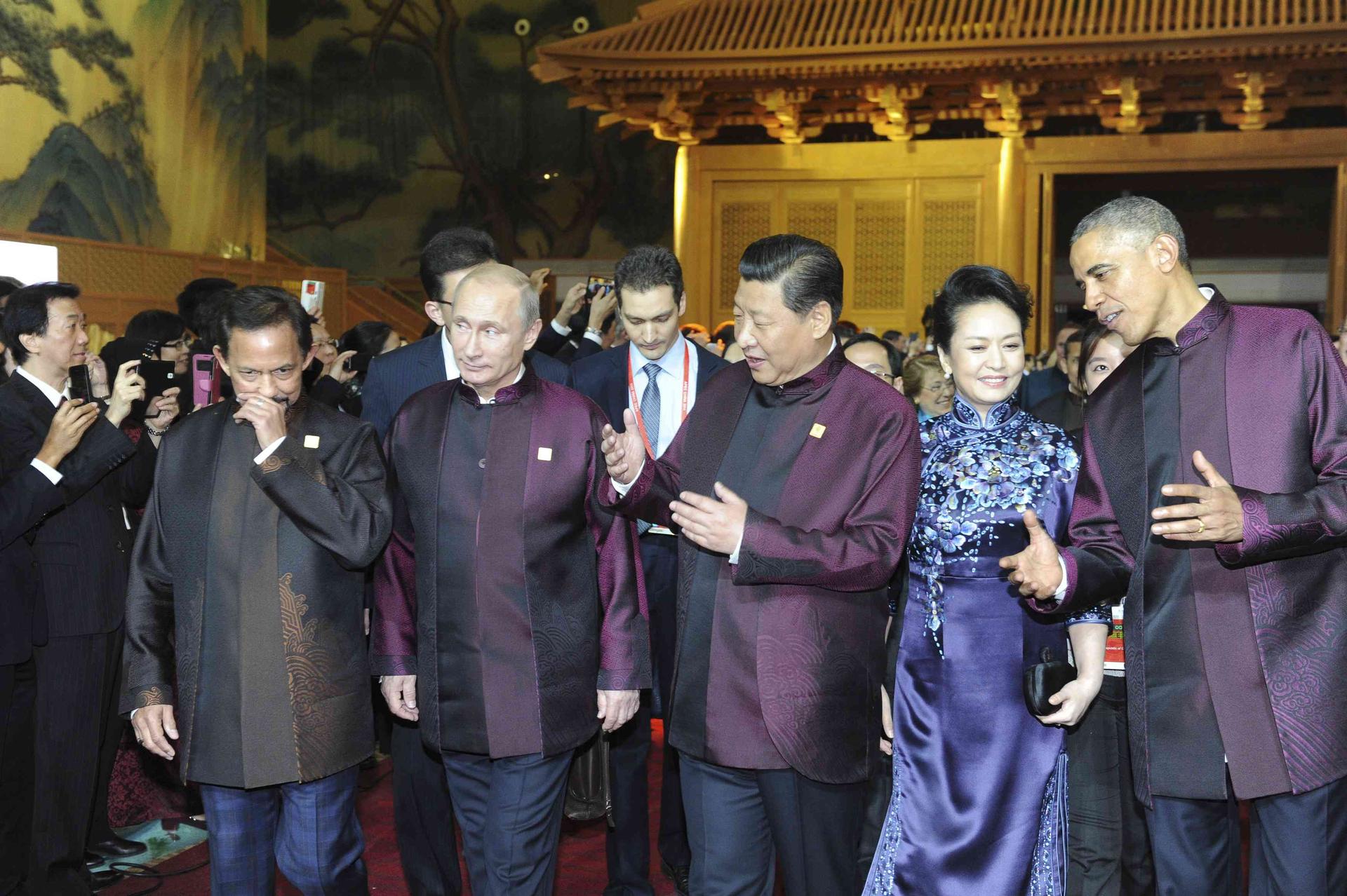 APEC leaders in matching T-shirts