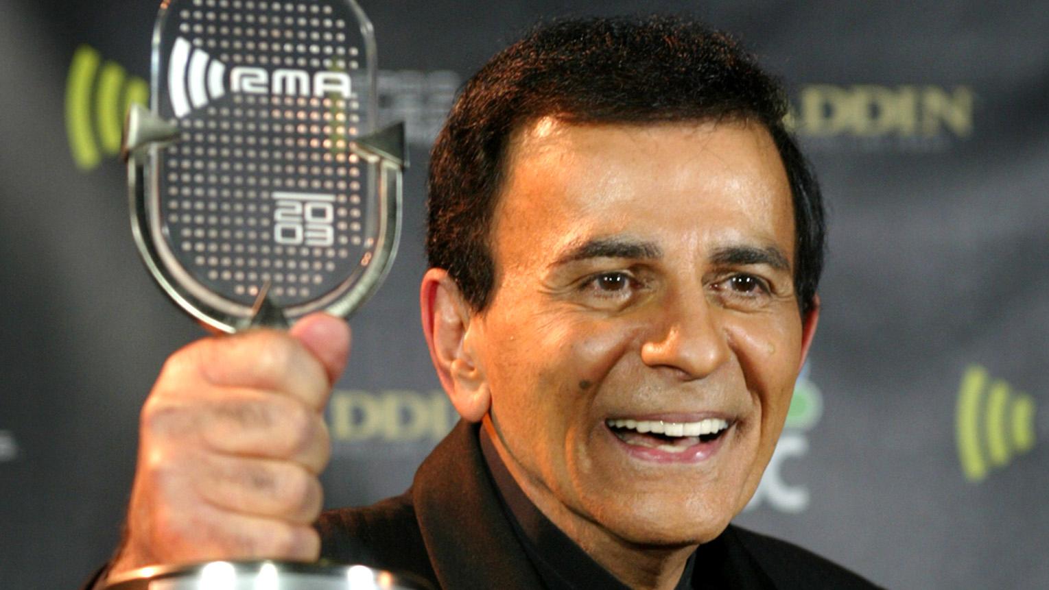 Casey Kasem poses with his Radio Icon Award at the 2003 Radio Music Awards, at the Aladdin Theatre for the Performing Arts in Las Vegas, Nevada, October 27, 2003.