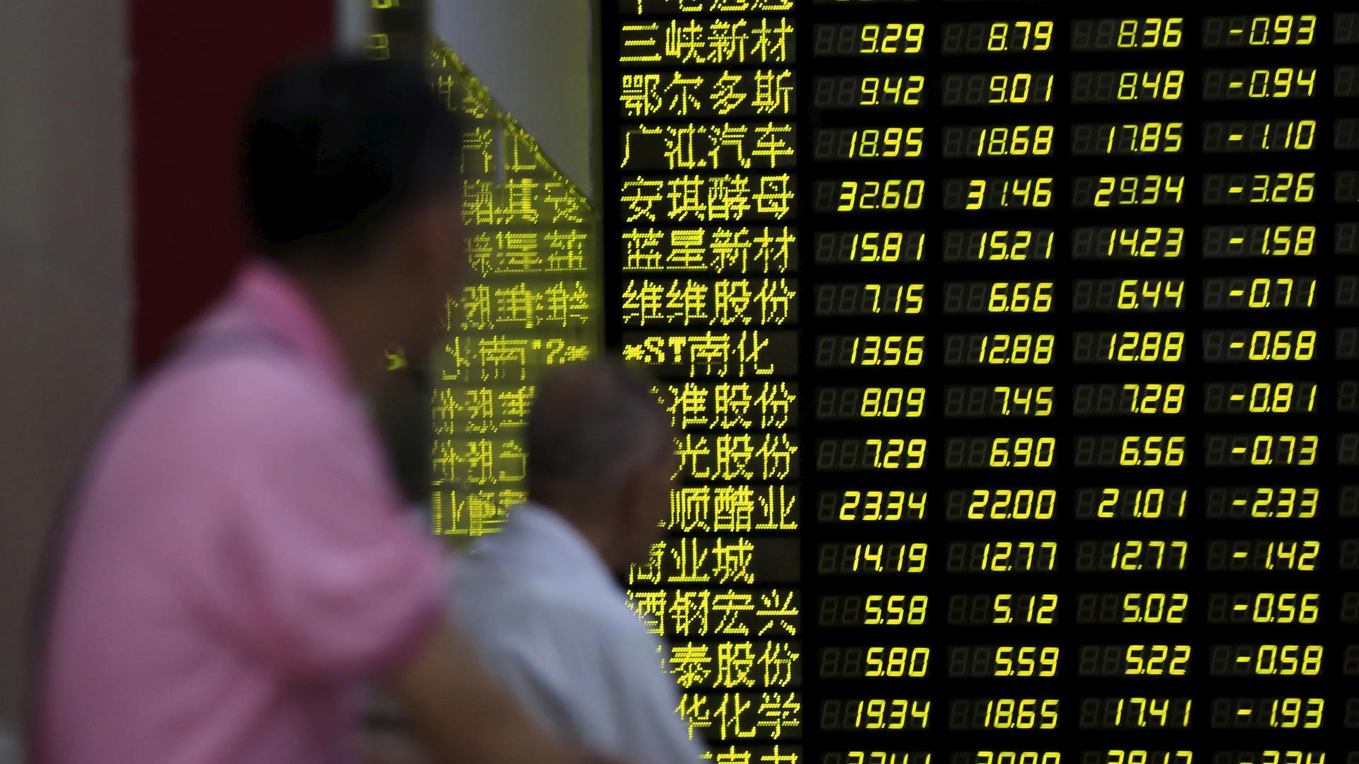 Investors look an electronic board showing stock information at a brokerage house in Shanghai, China, August 24, 2015. Chinese stocks dived more than 8 percent on Monday morning, with the Shanghai index giving up all its gains for the year.