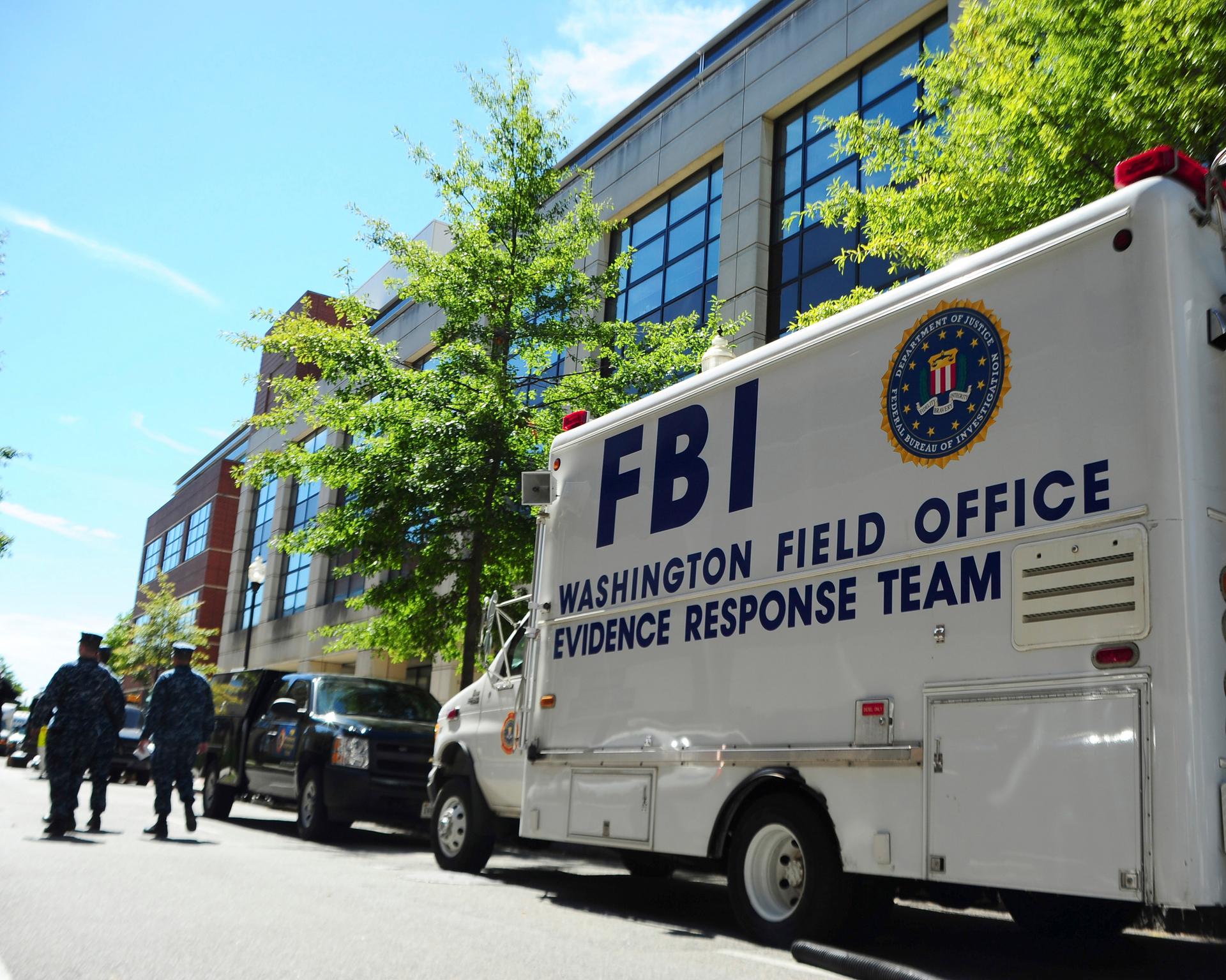 An FBI evidence response team works at the Washington Navy Yard in Washington, D.C., September 18, 2013.