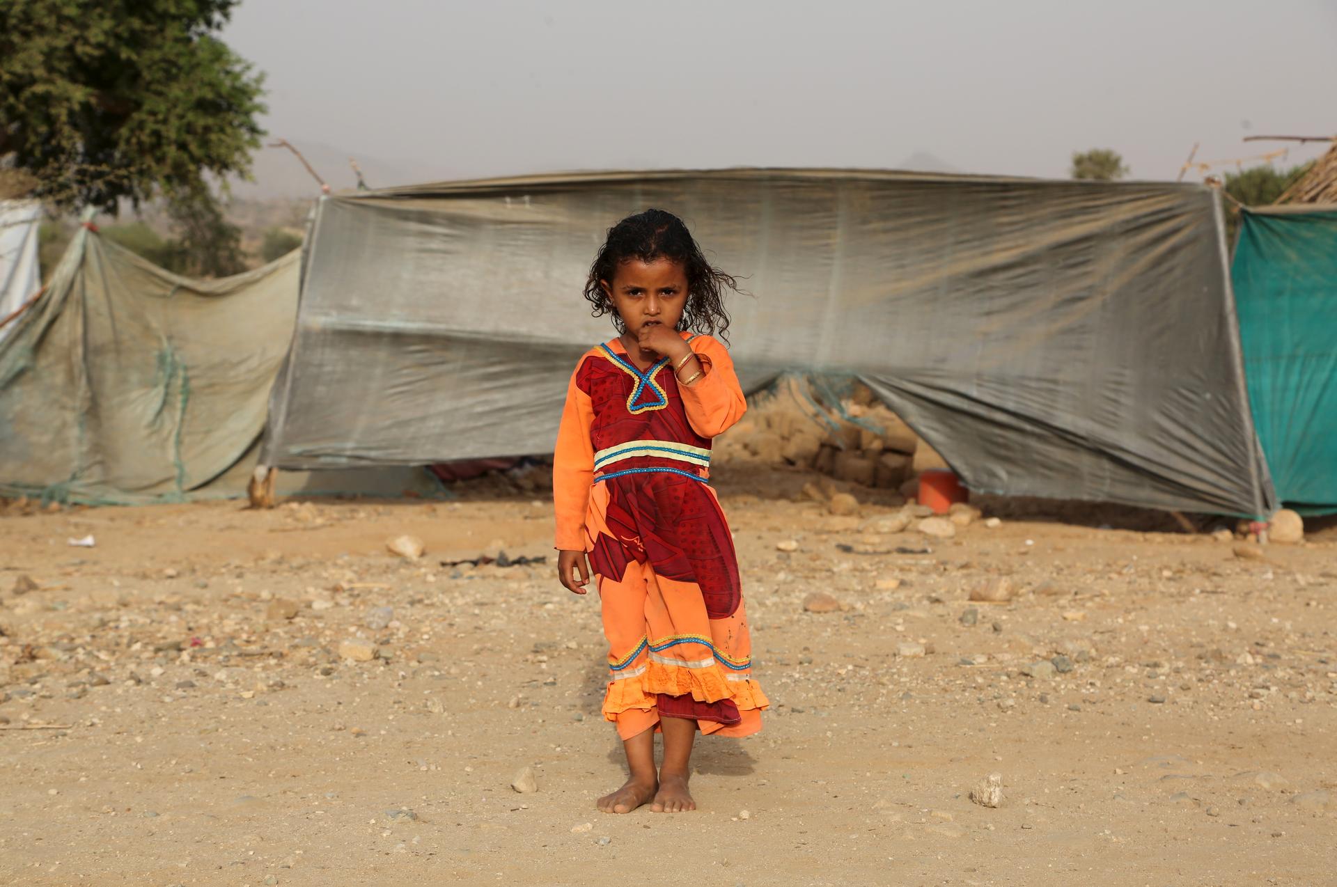 displaced yemeni girl stands