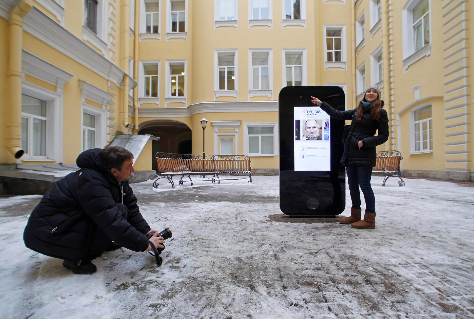 Apple monument in Russia