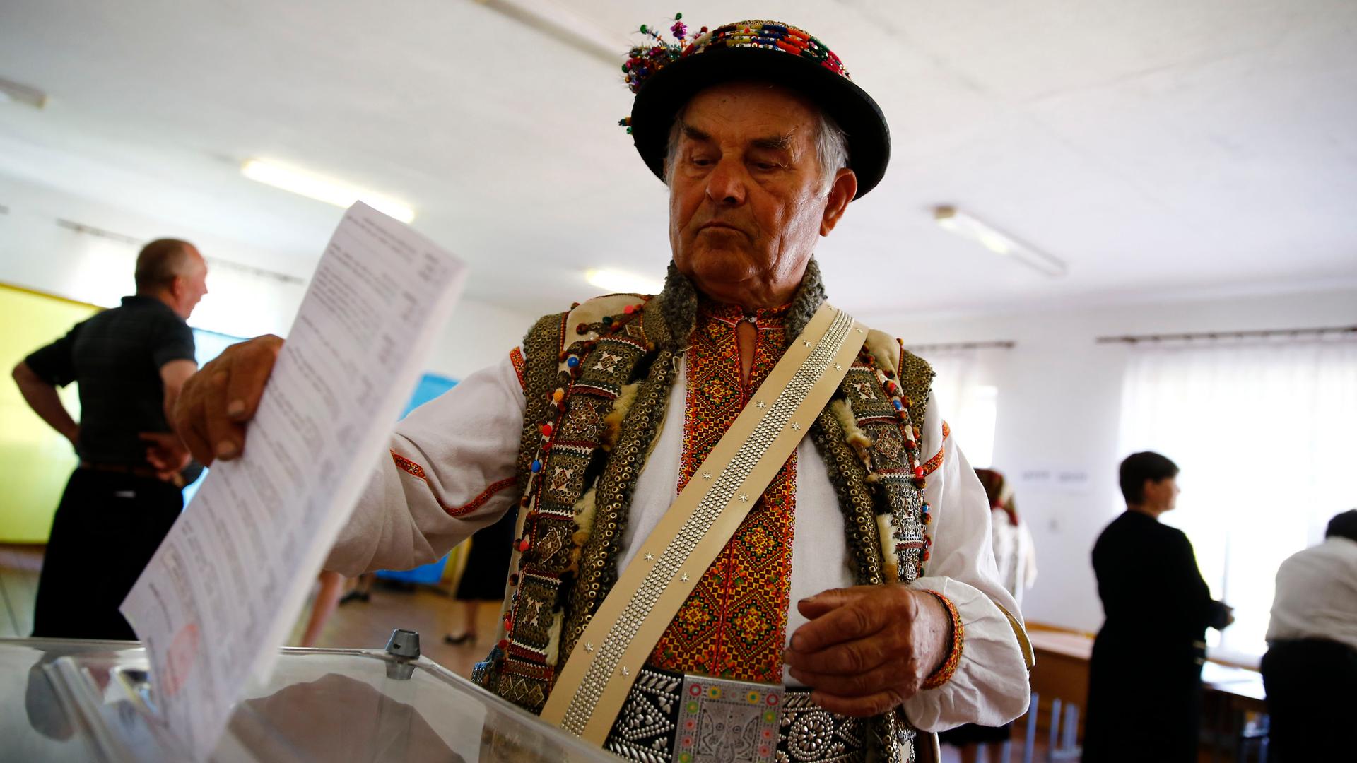 A man casts his vote in a presidential election at a polling station in the village of Kosmach in the Ivano-Frankivsk region of western Ukraine May 25, 2014. Ukrainians voted on Sunday in a presidential election billed as the most important since they won