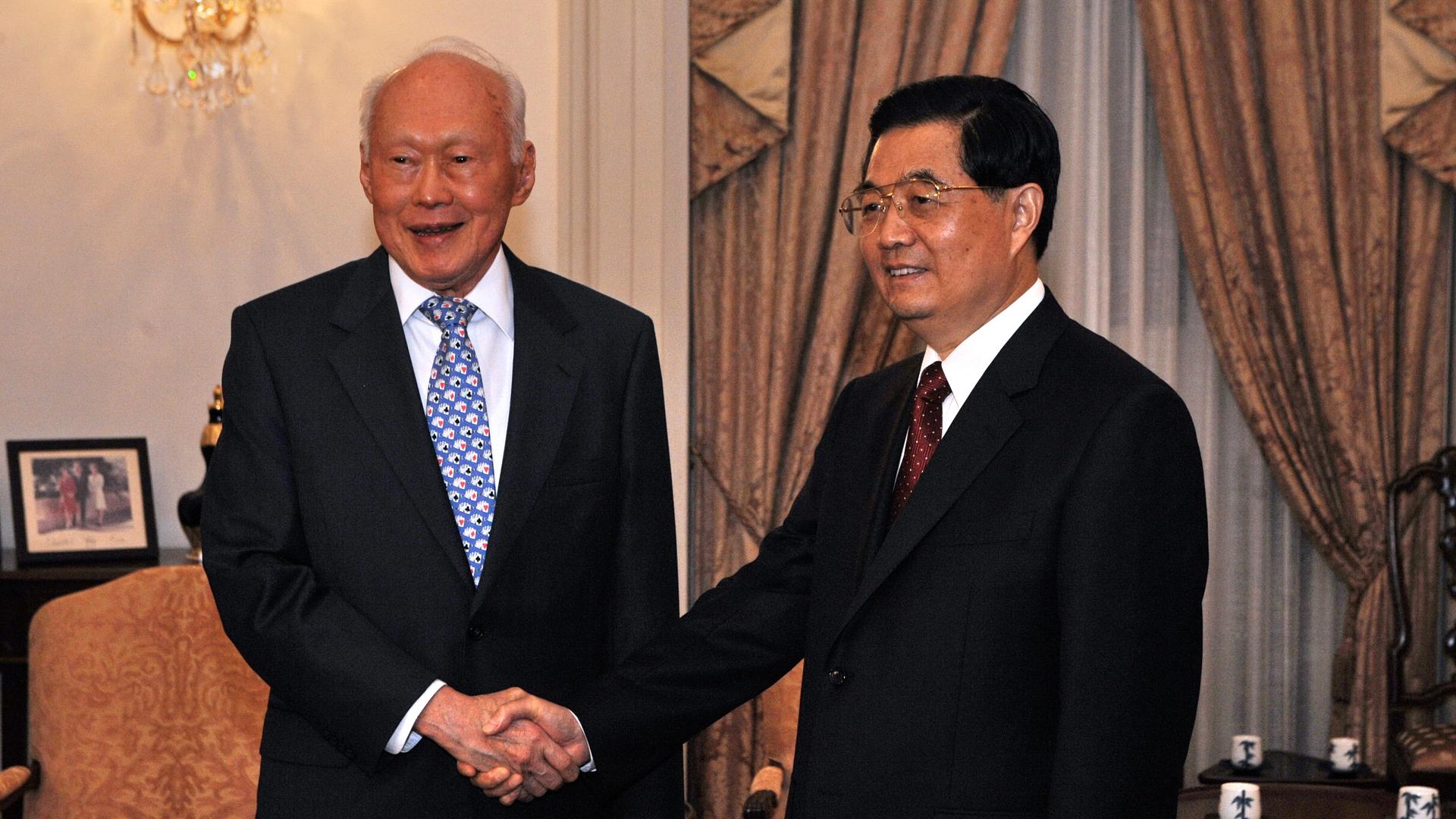 Lee Kuan Yew (L) shakes hands with China's President Hu Jintao (R) at the Istana presidential palace in Singapore on November 11, 2009.