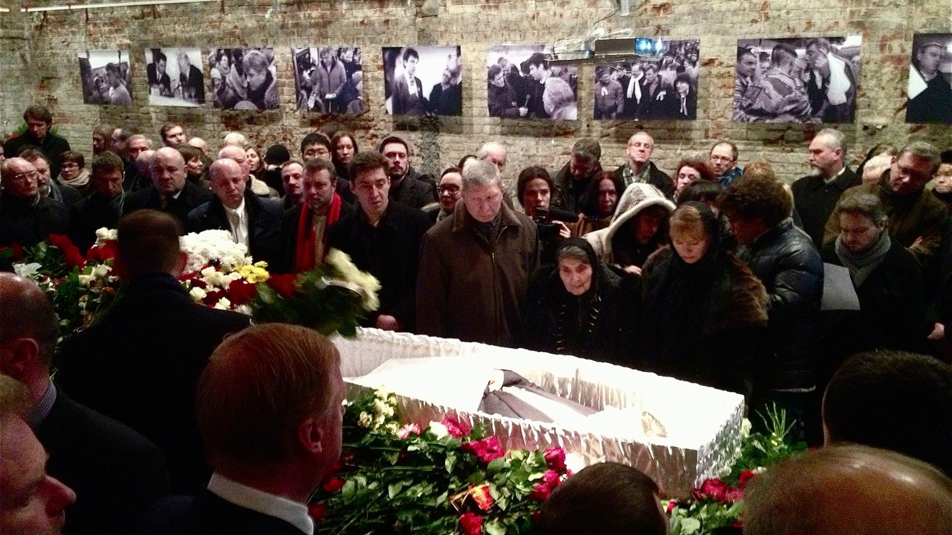 The body of Boris Nemtsov moves through long lines of mourners in Moscow. 