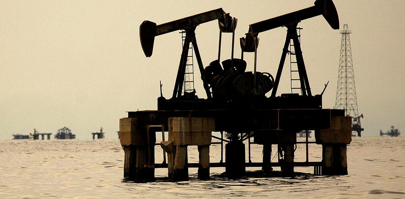 Oil facilities at Venezuela's western Maracaibo lake November 5, 2007. 