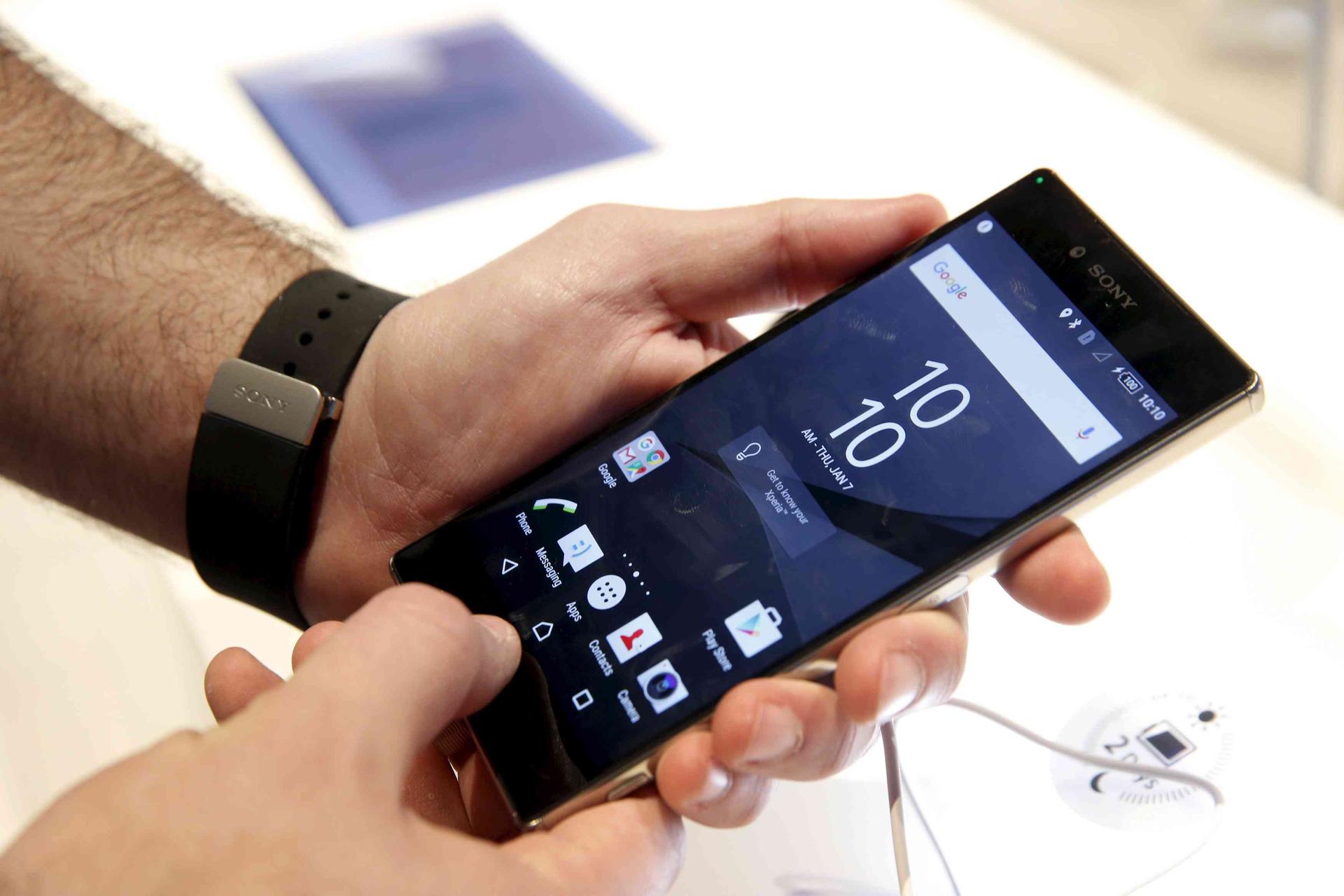 An attendee looks over a Sony Z5 Premium smart phone