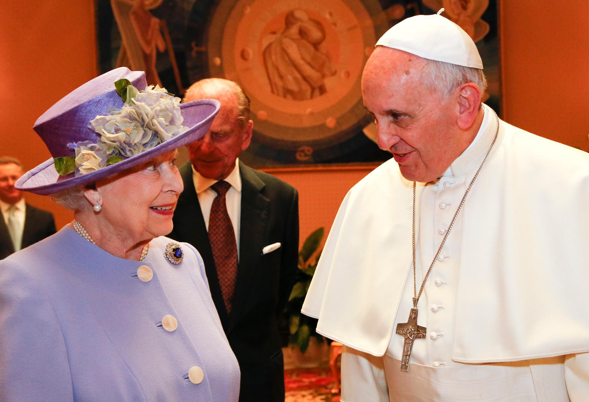 Britain's Queen Elizabeth talks with Pope Francis during a meeting at the Vatican April 3, 2014.