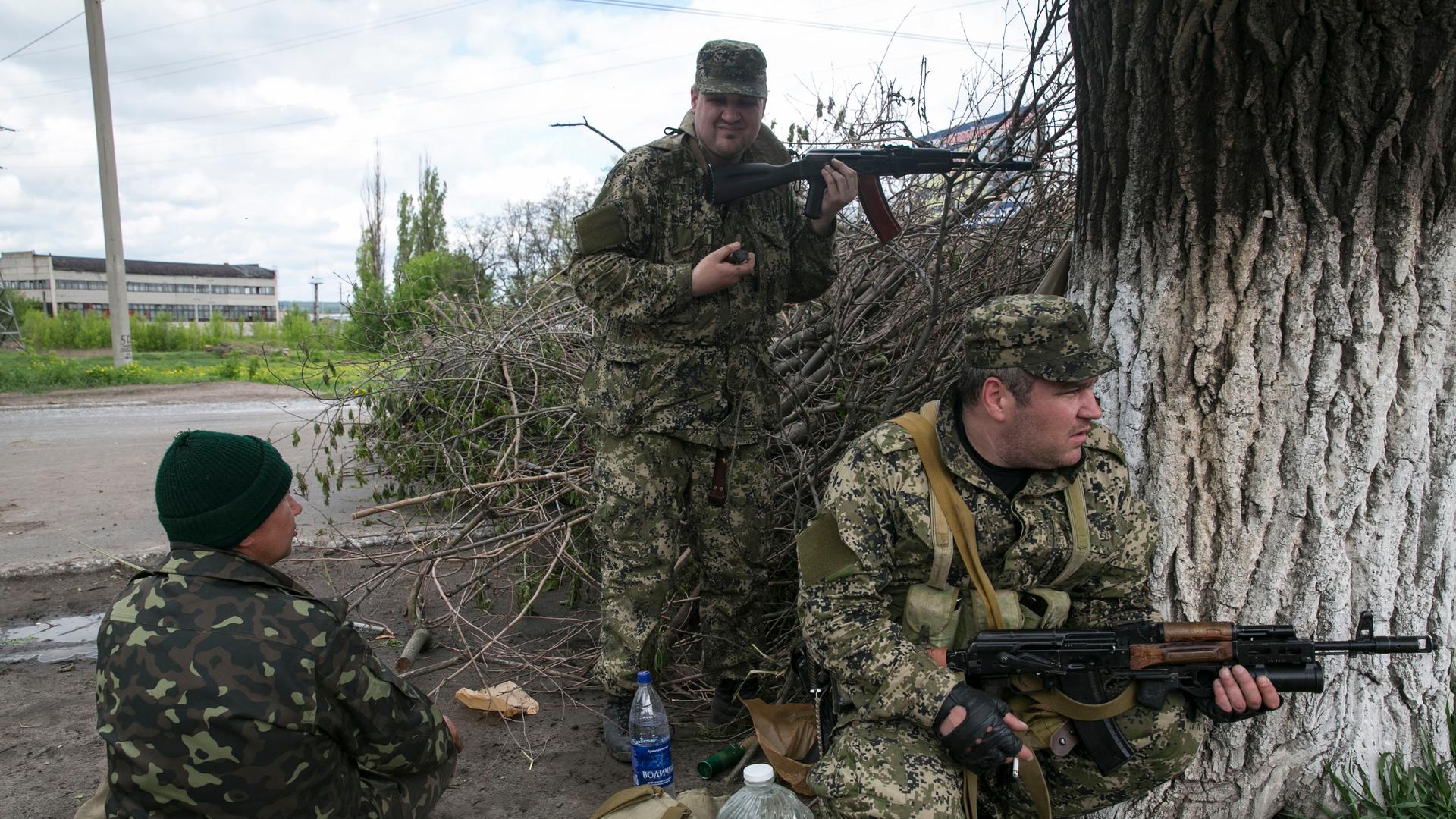 Pro-Russian armed men take positions near the town of Slaviansk, eastern Ukraine, May 5, 2014. Pro-Russian separatists ambushed Ukrainian forces on Monday, triggering heavy fighting on the outskirts of the rebel stronghold of Slaviansk, Interior Minister 