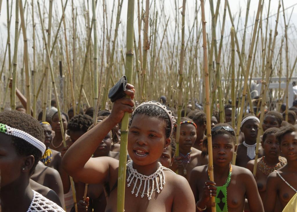 Zulu maidens perform in the annual Reed Dance which celebrates their virginity at the Royal Zulu Palace near Nongoma, South Africa, September 8, 2007.