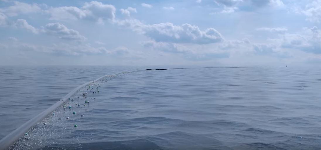 A simulation of the floating screens to be deployed by Ocean Cleanup to capture small plastic down to 1 cm, up to massive discarded fishing nets.  