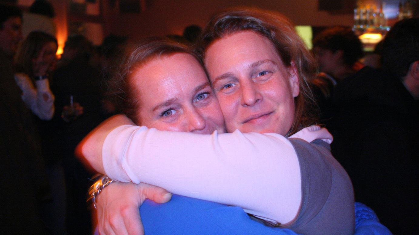 Babs Baay and her sister Joyce (R), who lost her life aboard Malaysia Flight 17