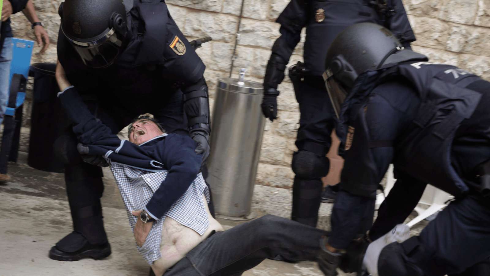 Spanish police drag man in Catalonia