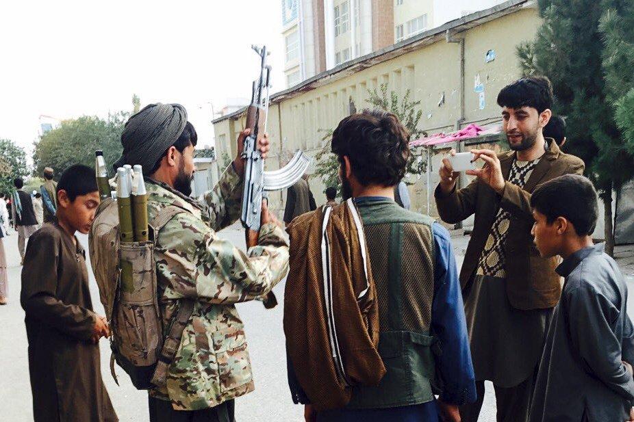  Taliban fighter, second from left, in Kunduz, Afghanistan, on Tuesday, a day after the insurgents took control of the city.