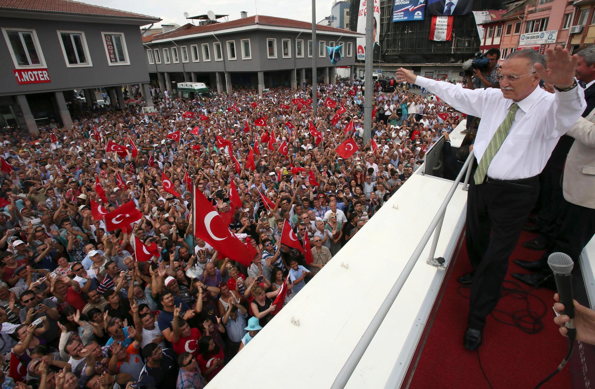 Turkey's main opposition presidential candidate Ekmeleddin Ihsanoglu greets his supporters during an election rally in Balikesir August 8, 2014.