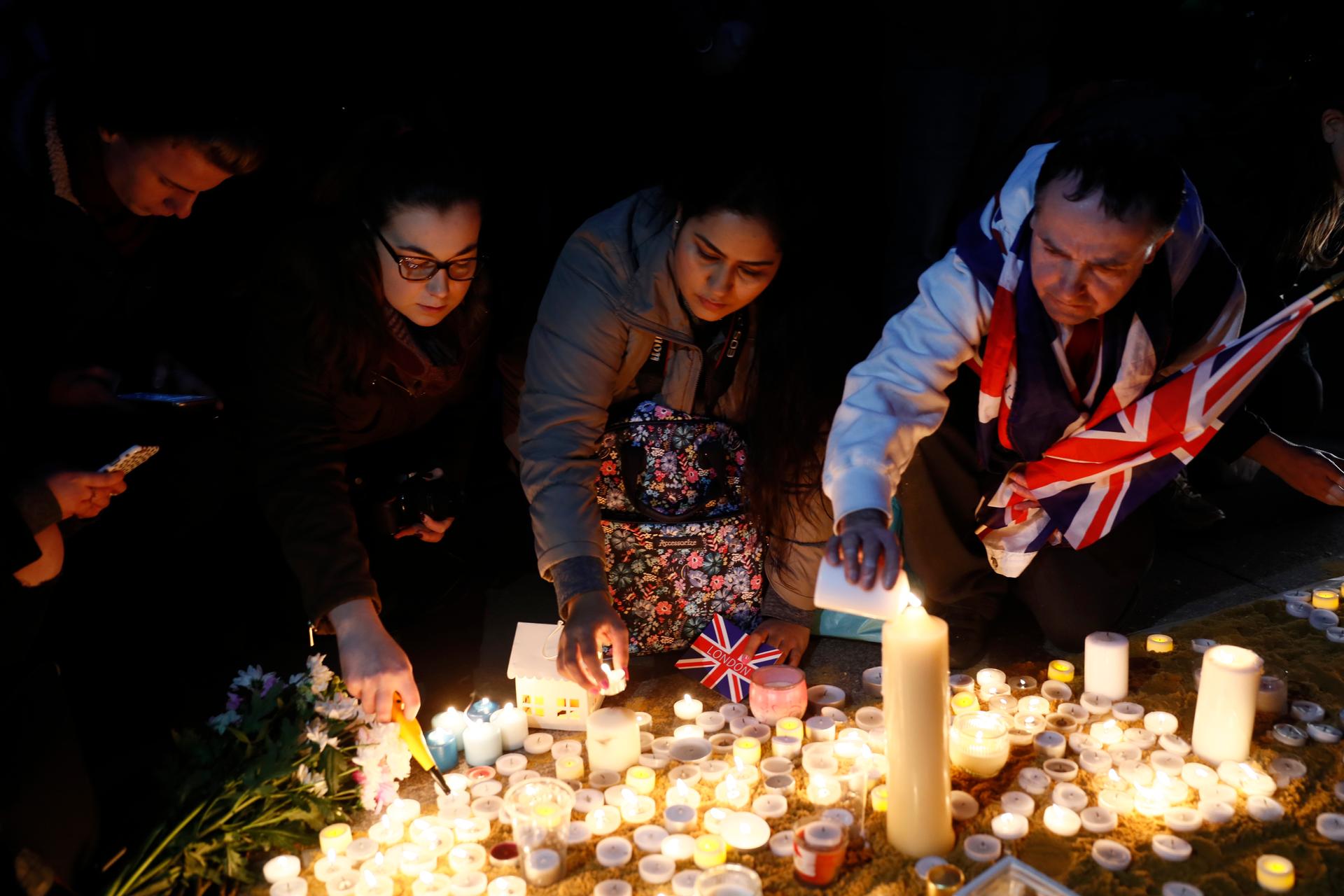 People light candles at a vigil in Trafalgar Square the day after an attack, in London, March 23, 2017.