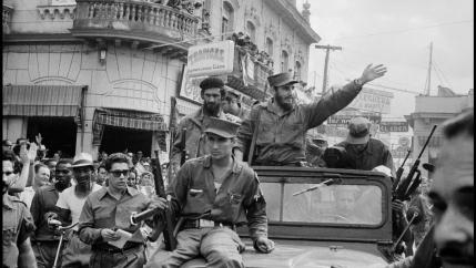 CUBA. Santa Clara. 1959. Fidel CASTRO in progression in the city's street